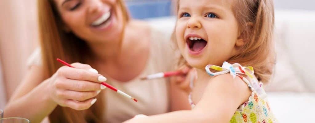 petite fille qui fait de la peinture