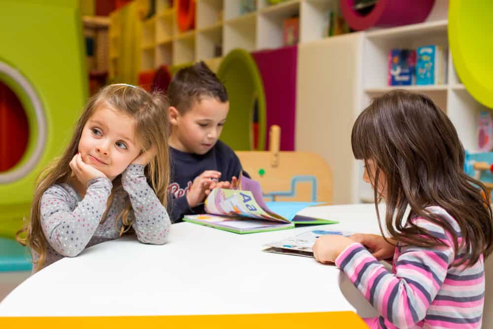 enfants autour d'une table