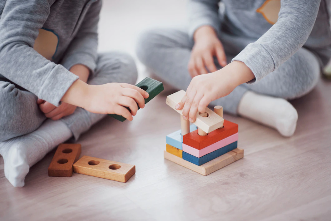 enfants jouent dans chambre