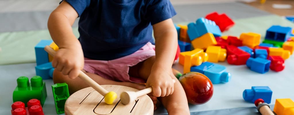 Enfant qui joue de la batterie