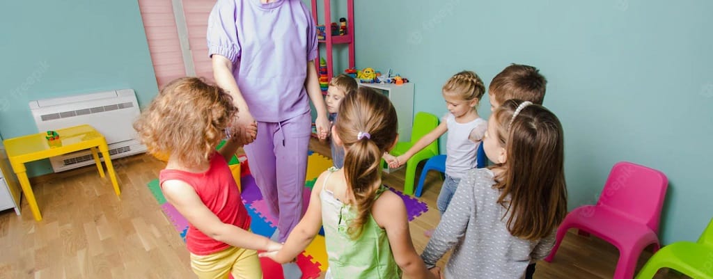 enfants qui font la ronde dans une garderie