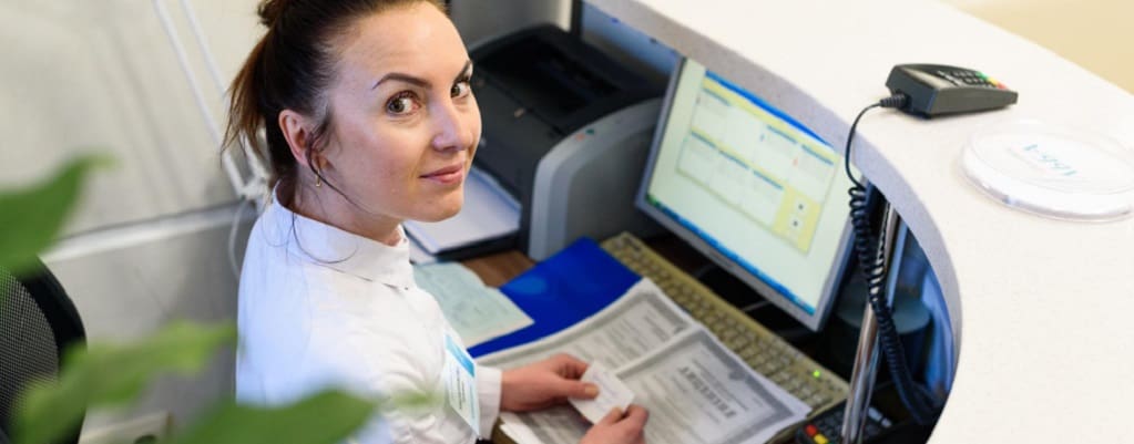 secrétaire médicale à son bureau