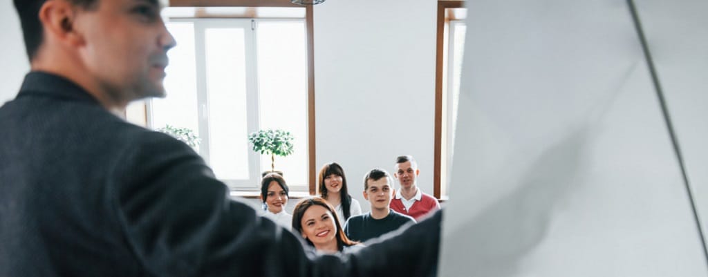 professeur qui donne un cours à ses élèves