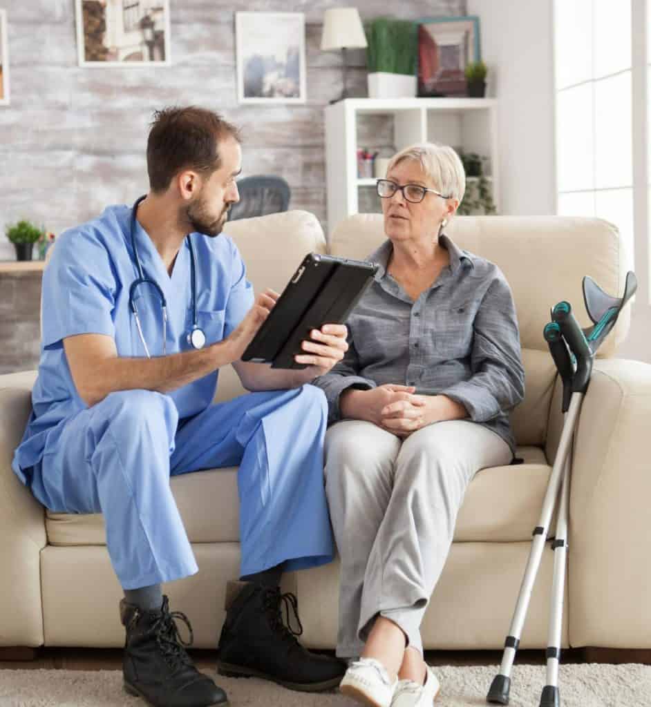 soignant discutant avec une personne âgée