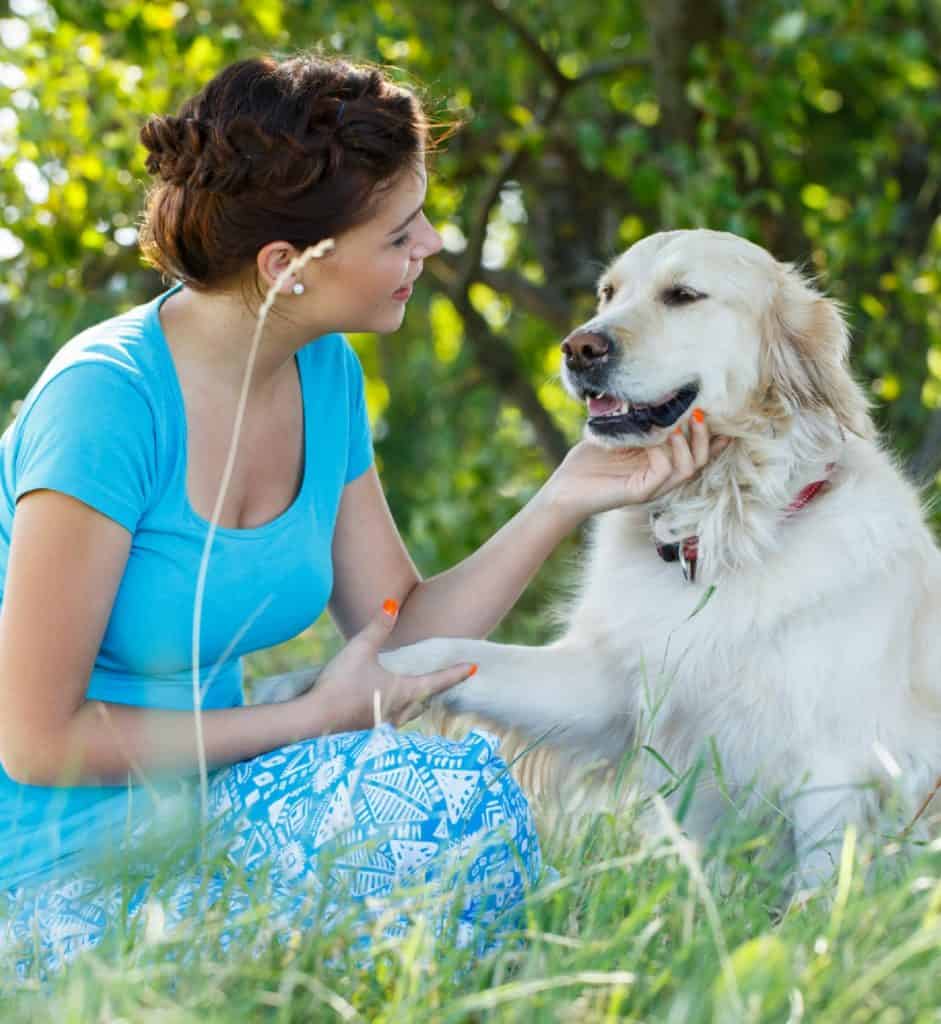 femme avec son chien blanc