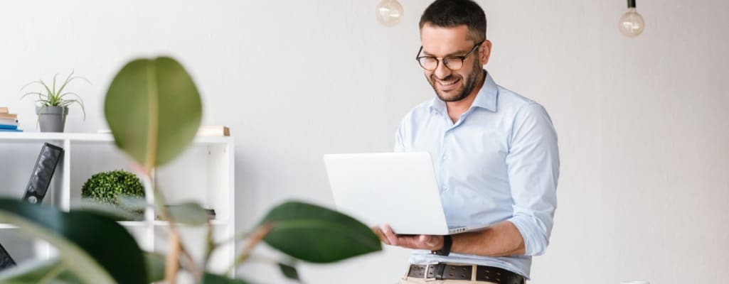 homme avec son ordinateur portable