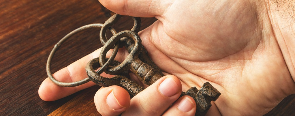des clés de prison tenues dans une main