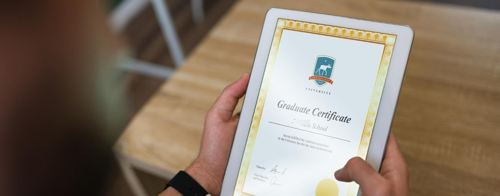 concours-surveillant un étudiant au concours de surveillant pénitentiaire tenant ses résultats de concours dans ses mains