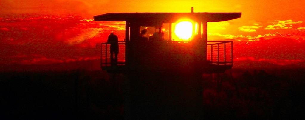 photo d'une tour de contrôle de prison au couché du soleil