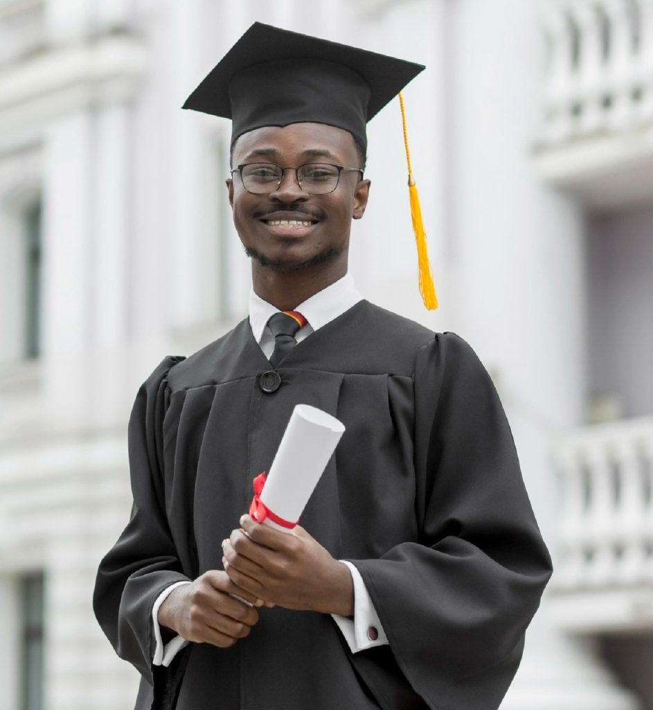 un homme diplômé avec son diplôme à la main