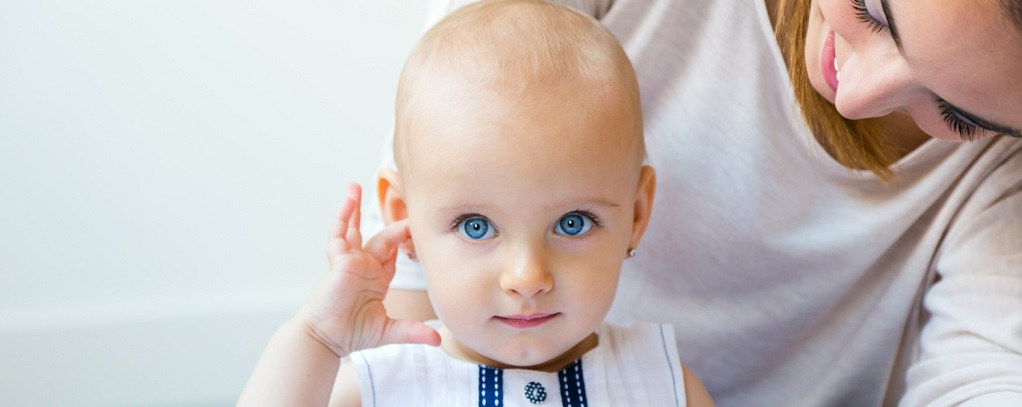une enfant avec les yeux bleus