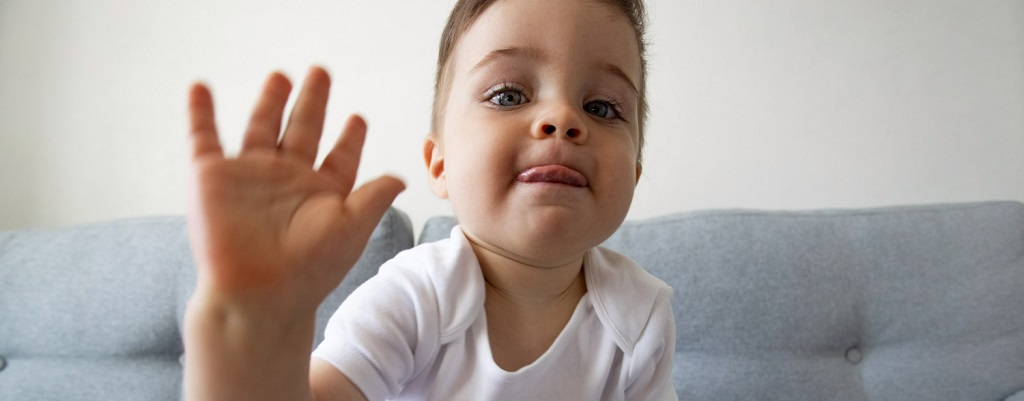 un enfant montrant sa main