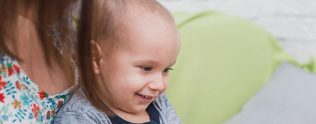 une femme et un bébé regardant dans la même direction