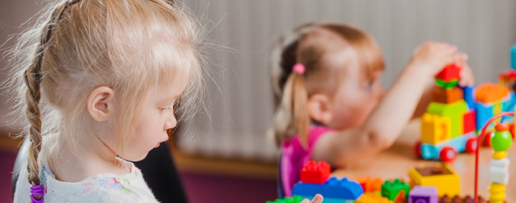 une petite fille et un petit garçon jouant