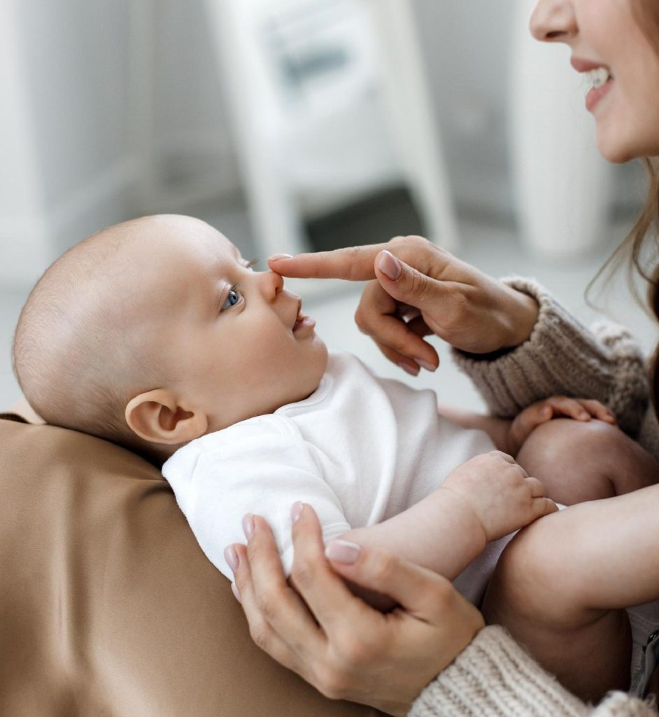 maman touchant le né à son bébé