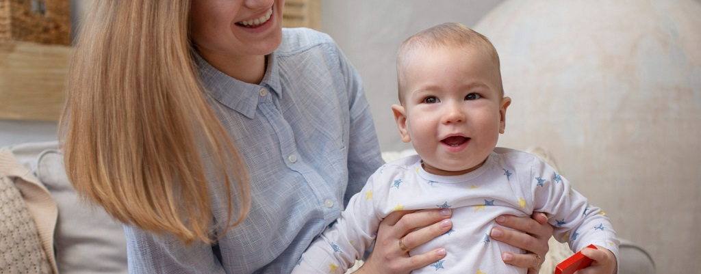 une maman avec son bébé sur ses genoux