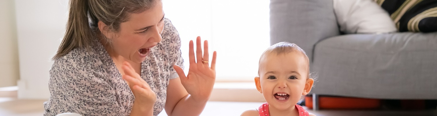 une maman faisant des signes à bébé