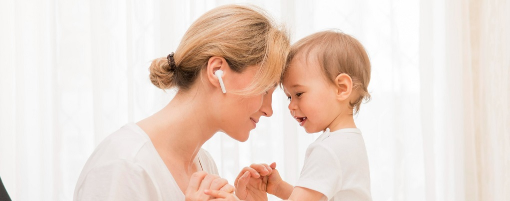 une maman communiquant avec son enfant