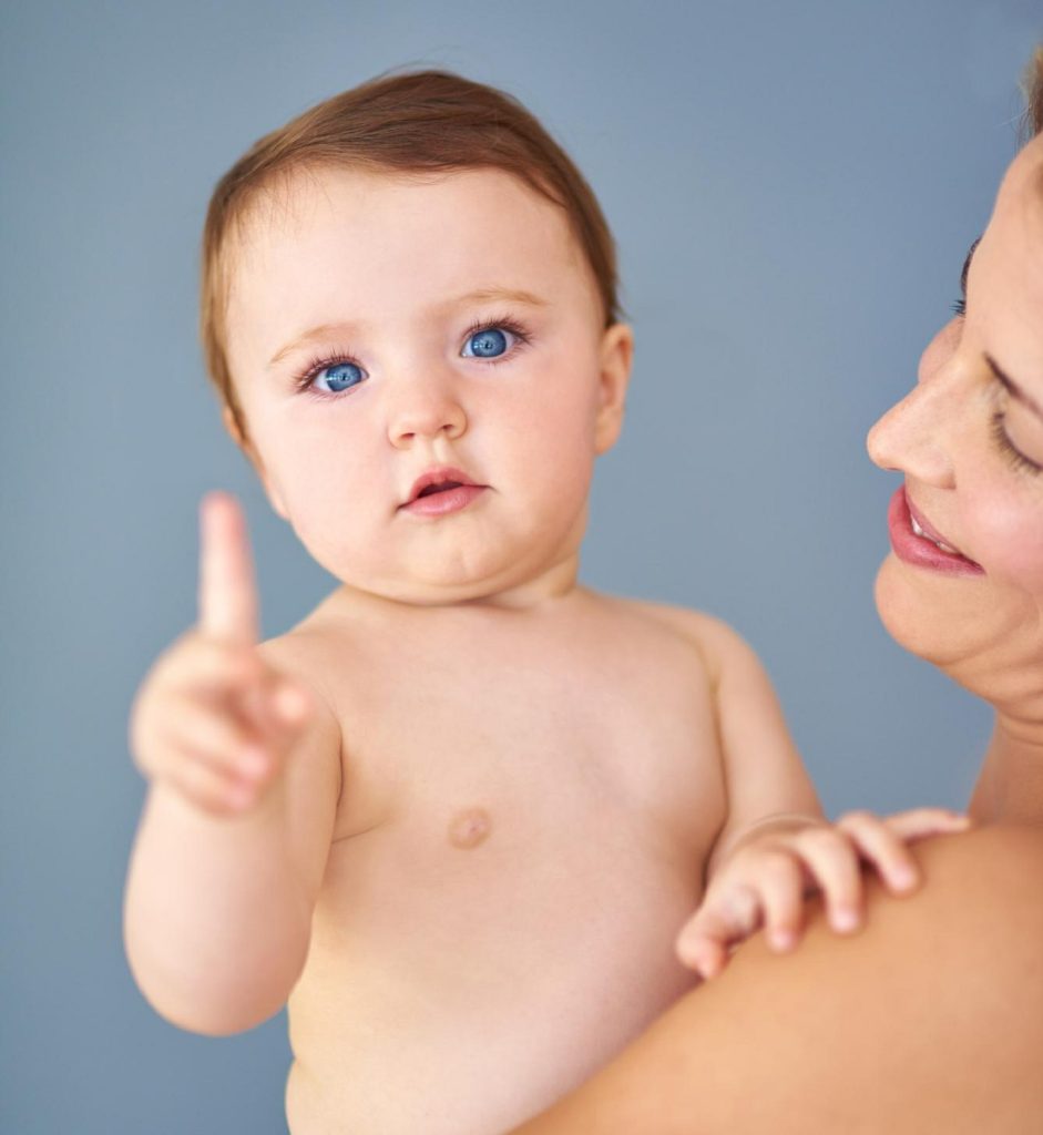 une maman portant son enfant