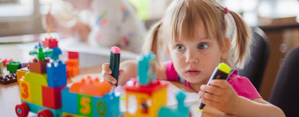 une petite fille jouant sur une table