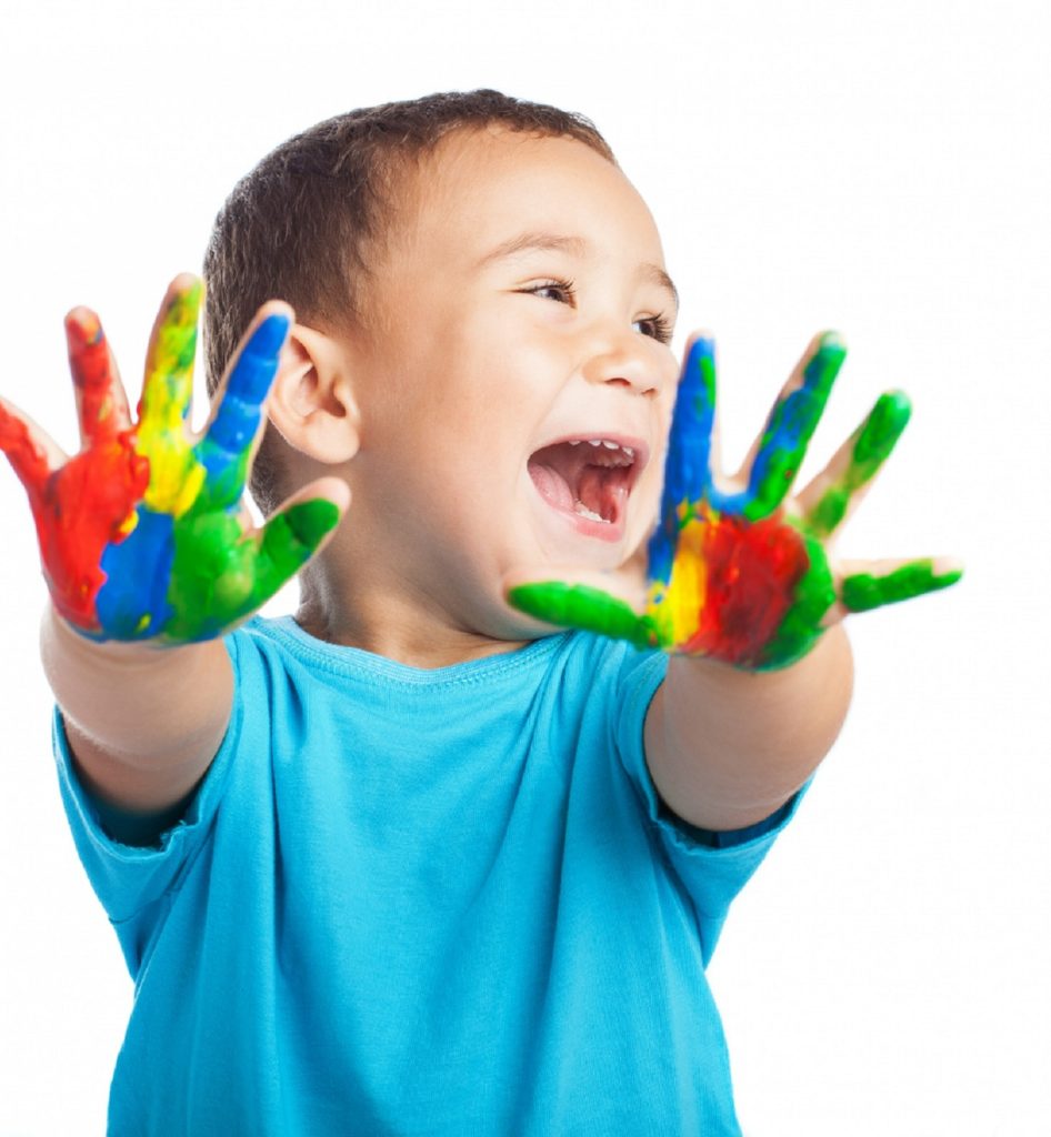 un enfant avec les mains colorées