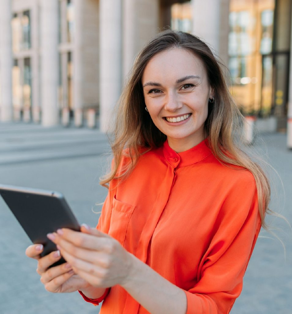 une femme trentenaire tenant une tablette