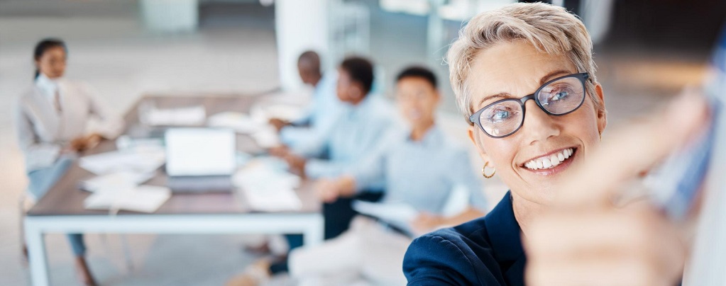 une femme donnant une formation