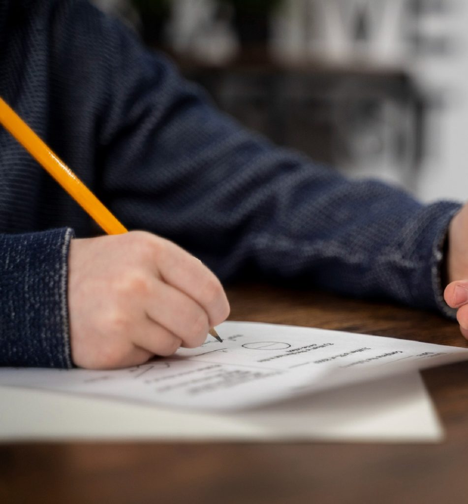 personnes écrivant lors d'un concours
