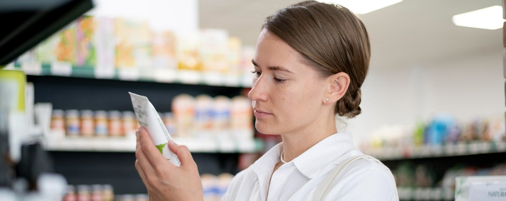 une secrétaire pharmaceutique cherchant des médicaments