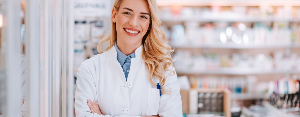 une secrétaire pharmaceutique blonde et souriante