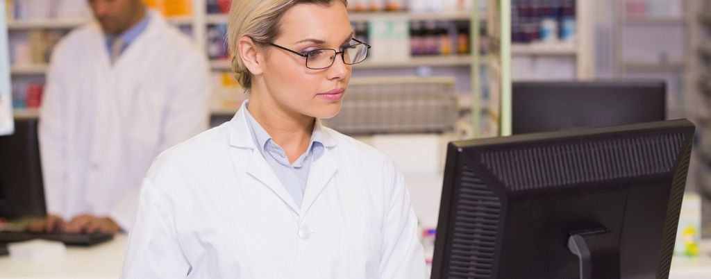 une secrétaire pharmaceutique travaillant sur son ordinateur