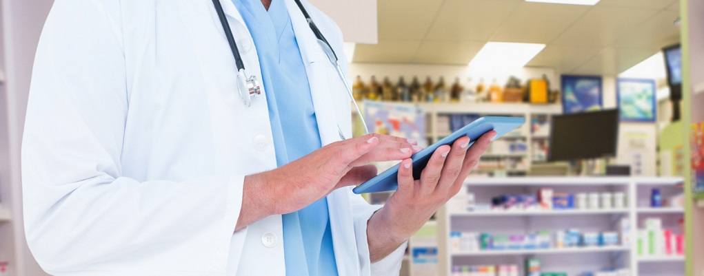 un pharmacien travaillant avec une tablette tactile