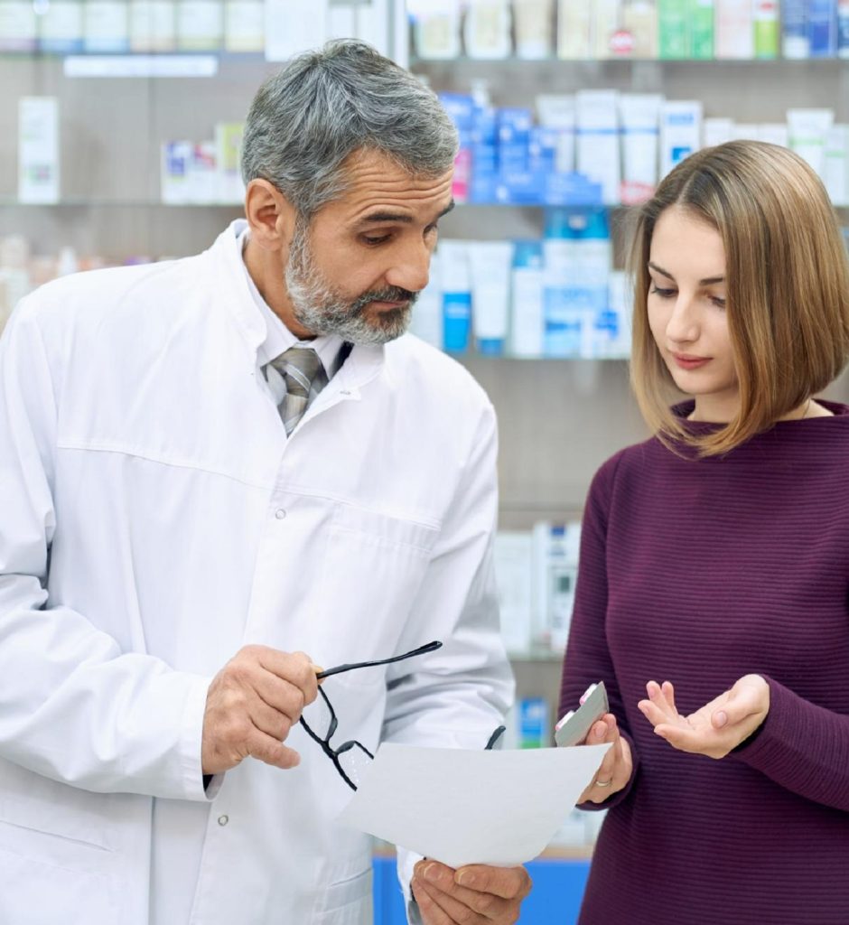 un secrétaire pharmaceutique parlant avec une patiente