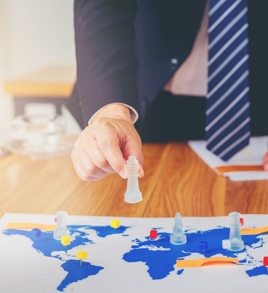 un adjoint administratif territorial à son bureau