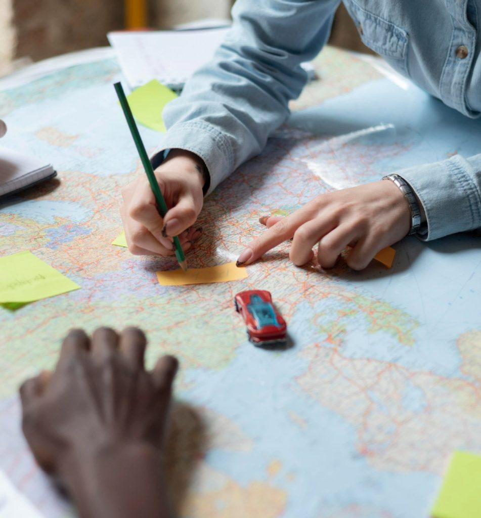 deux adjoint administratifs territoriaux travaillant sur une carte