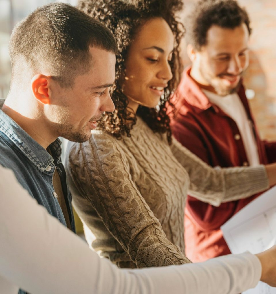 des jeunes agents administratifs teritoriaux regardant une carte papier