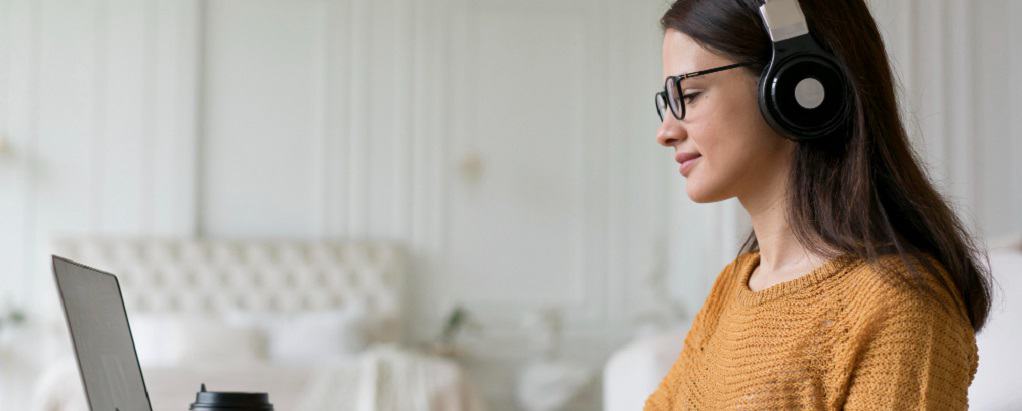 une jeune femme suivant une formation à distance sur son ordinateur portable