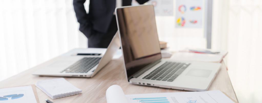 des ordinateurs posés sur un bureau