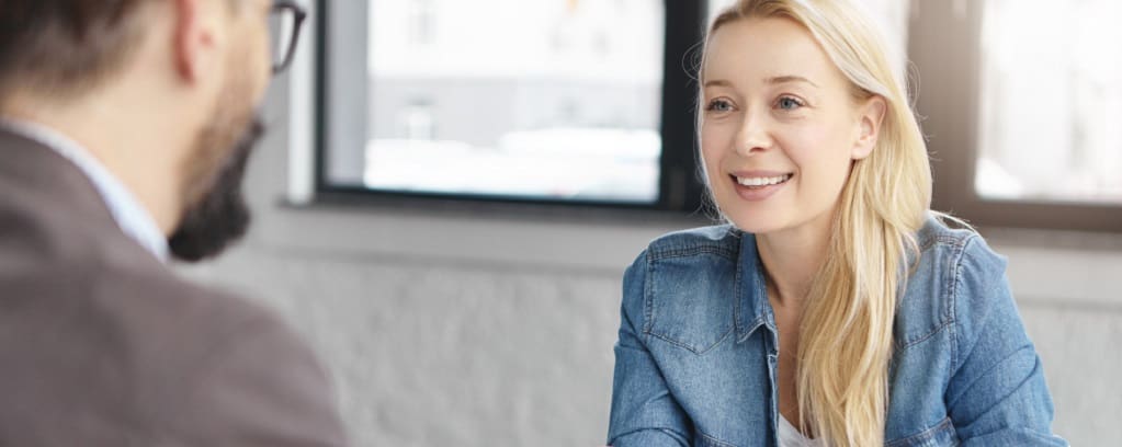 une jeune femme passant un entretien