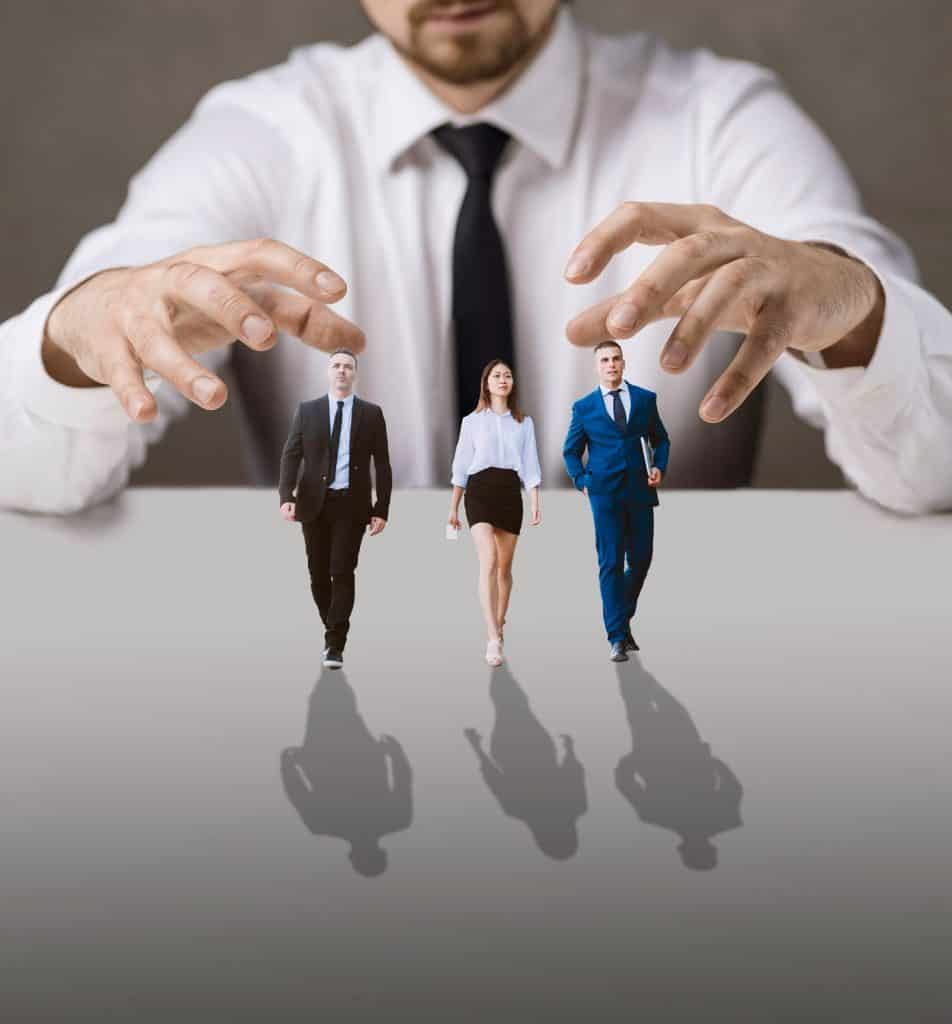 un homme assis à son bureau