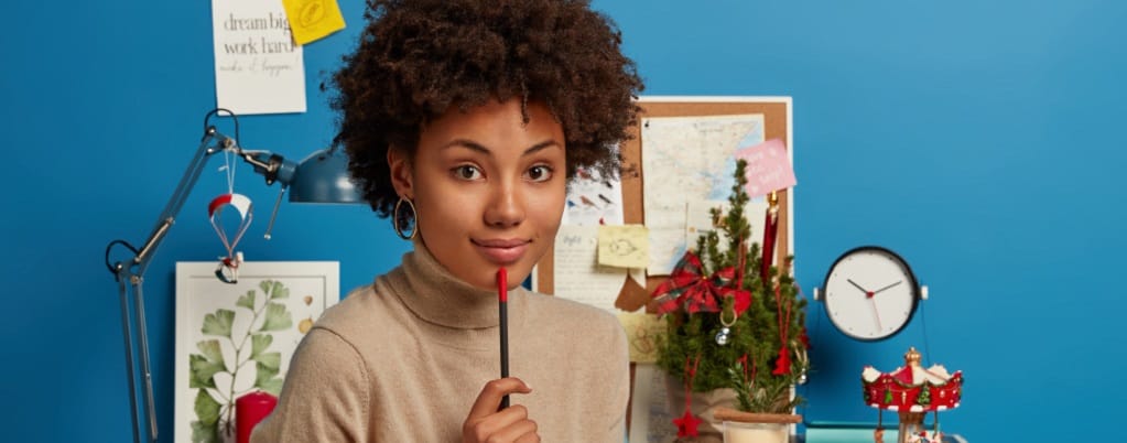 une jeune femme se préparant