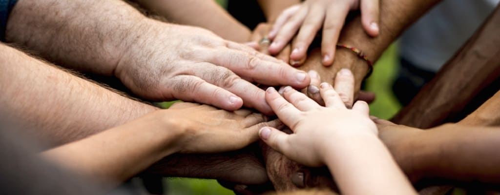 des personnes se touchant les mains