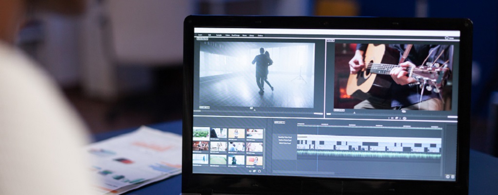 un homme travaillant sur ordinateur sur un logiciel de montage vidéo