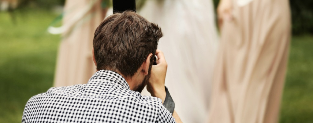 un photographe prenant des jeunes femmes bien habillées en photo