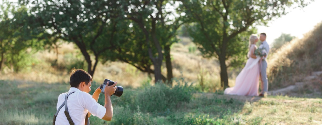 un photographe prenant en photo des mariés