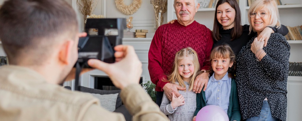 un phtographe prenant une photo de famille