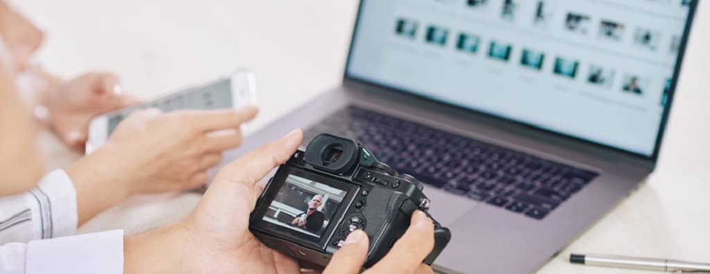 un homme touchant son appareil photo numérique