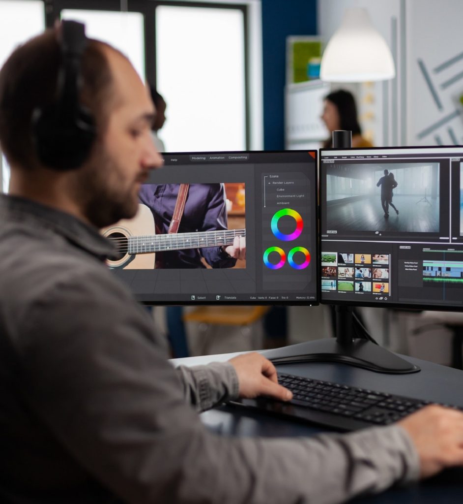 un homme travaillant sur un logiciel de montage vidéo