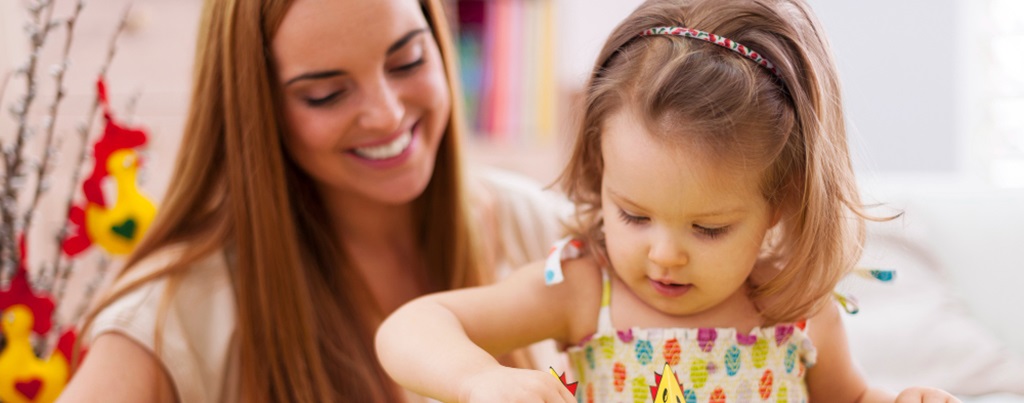 une animatrice jouant avec une petite fille