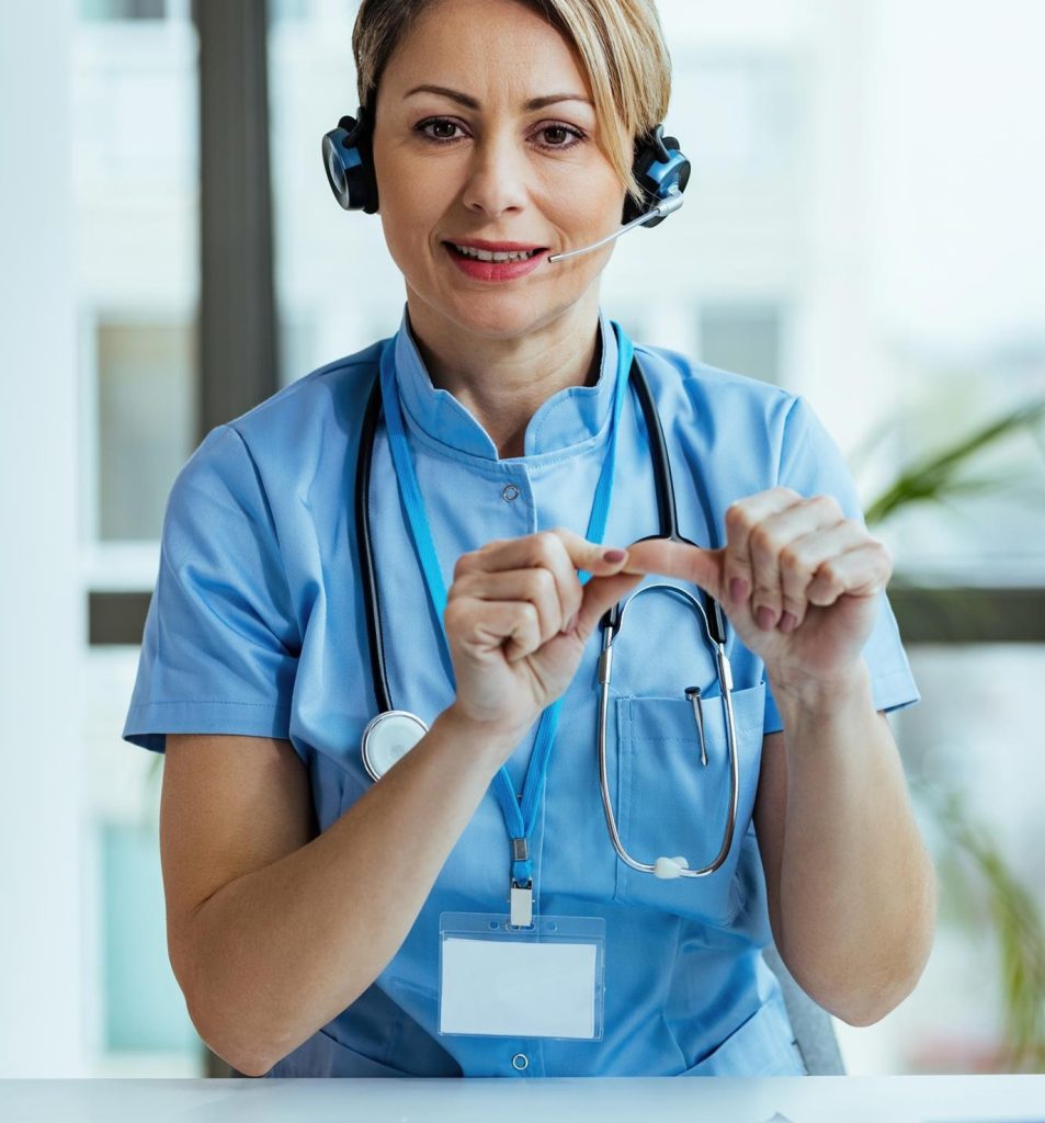 une secrétaire médicale au téléphone